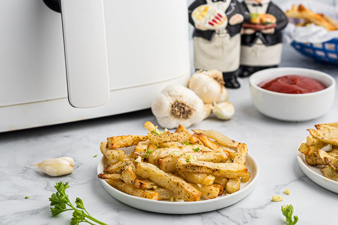 How To Make Crispy Air Fryer Garlic Fries | Airfried.com