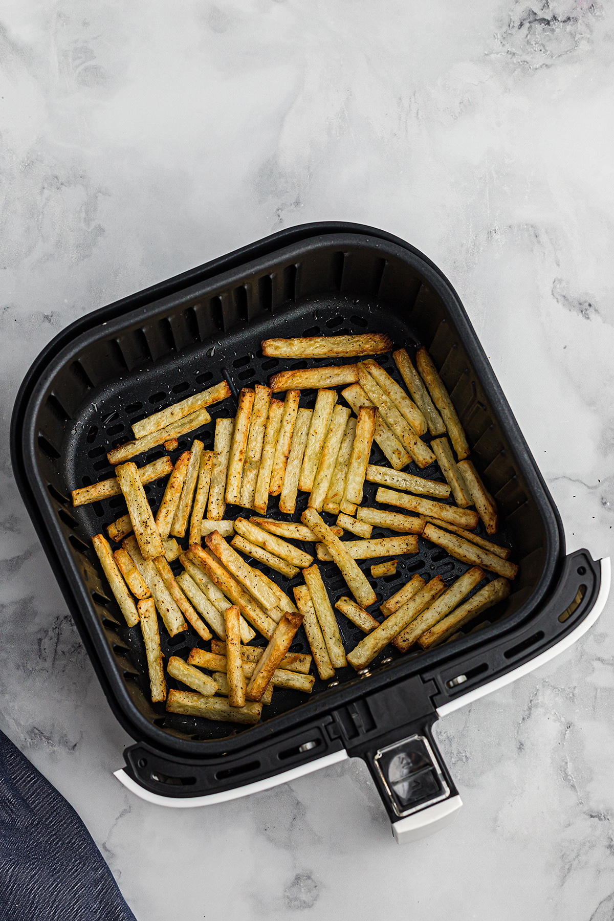 How To Make Crispy Air Fryer Garlic Fries | Airfried.com