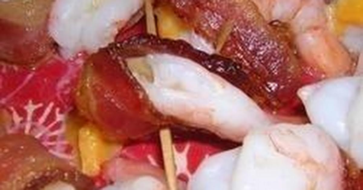 Close up of a shrimp kiss.
